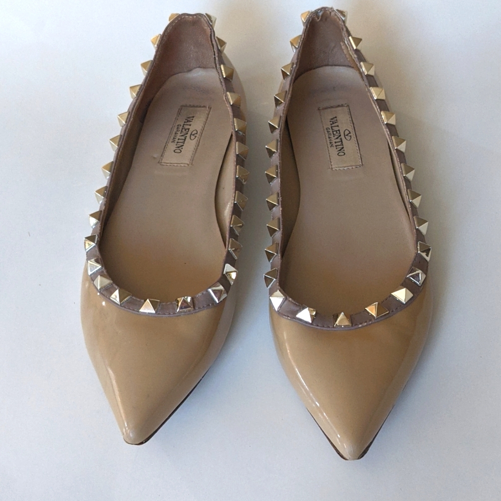 VALENTINO ROCKSTUD PATENTBALLERINA FLAT, NUDE